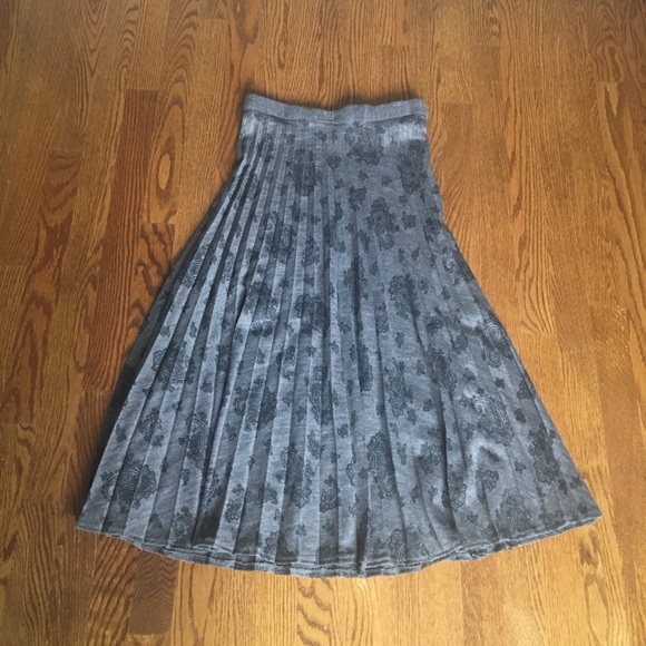 Pleated Waffle Knit Midi Skirt Size Small - Picture 2 of 3